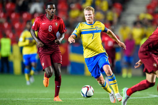 Portugals William Carvalho och Sveriges Oscar Hiljemark