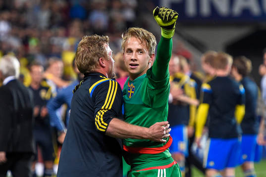 Sveriges målvakt Patrik Carlgren firar
