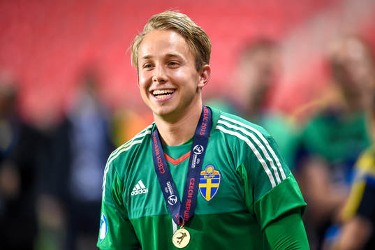 Sveriges målvakt Patrik Carlgren firar