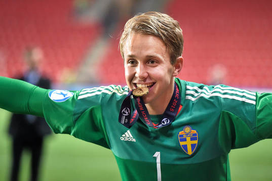 Sveriges målvakt Patrik Carlgren firar