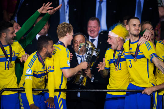 Sveriges Oscar Hiljemark får pokalen av Michel Platini,