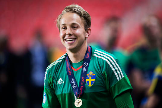 Sveriges målvakt Patrik Carlgren jublar