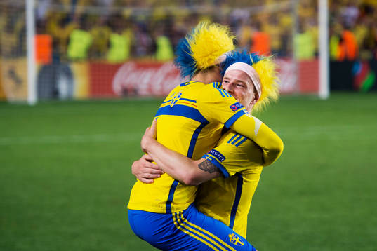 Sveriges Abdullah Khalili och John Guidetti jublar