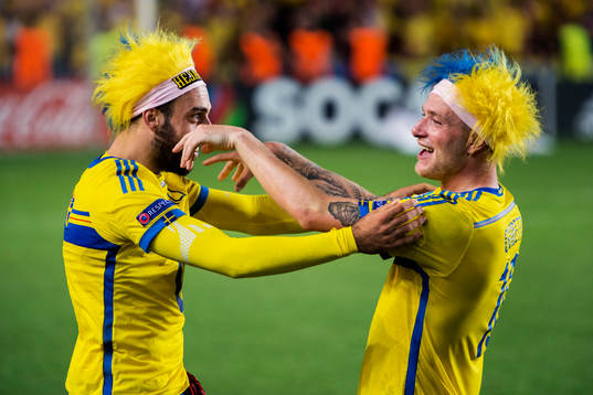 Sveriges Abdullah Khalili och John Guidetti jublar