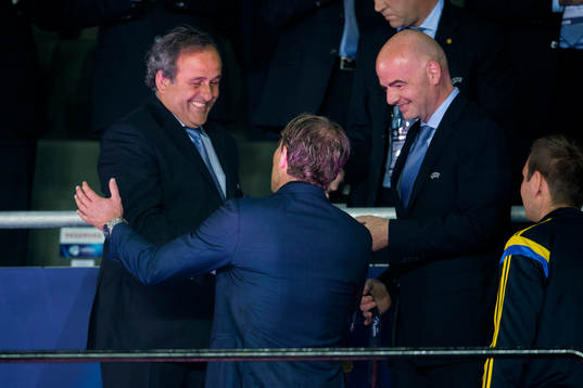 Michel Platini, president UEAF, delar ut guldmedalj till