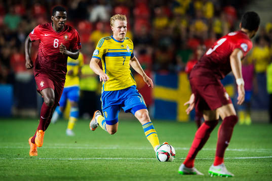 Portugals William Carvalho jagar Sveriges Oscar Hiljemark