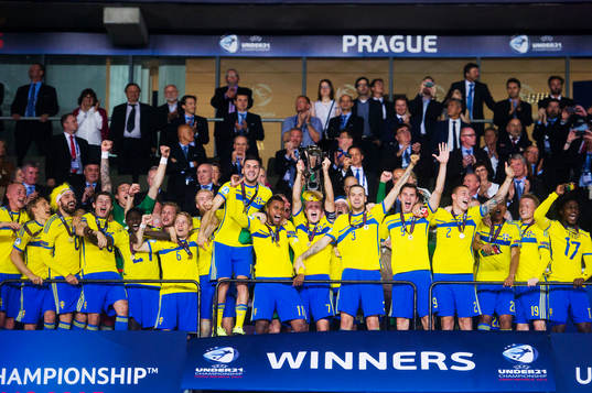 Sveriges Sebastian Holmén, Ludwig Augustinsson, Arber Zeneli, Abdullah Khalili, Pa Konate, målvakt Andreas Linde, Oscar Lewicki, Mikael Ishak, Isaac Kiese Thelin, Oscar Hiljemark, Alexander Milosevic, Branimir Hrgota, Victor Nilsson Lindelöf, Robin Quaison, Sam Larsson och Joseph Baffo jublar och lyfter pokalen