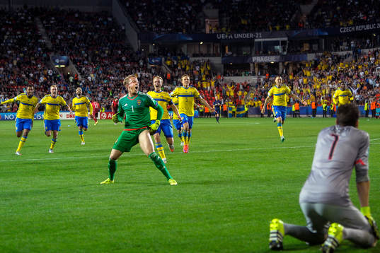 Sveriges målvakt Patrik Carlgren firar efter avgörande straffsparken