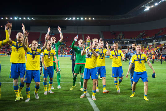 Sveriges Filip Helander, Oscar Lewicki, Kristoffer Olsson, målvakt Andreas Linde, målvakt Patrik Carlgren, Oscar Hiljemark, Sam Larsson, Simon Gustafson och Simon Tibbling jublar