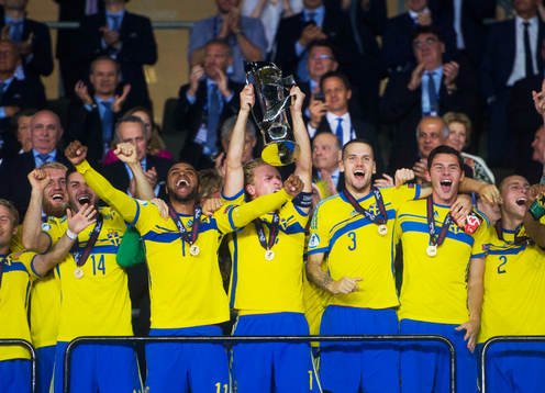 Sveriges Sebastian Holmén, Ludwig Augustinsson, Arber Zeneli, Abdullah Khalili, Pa Konate, målvakt Andreas Linde, Oscar Lewicki, Mikael Ishak, Isaac Kiese Thelin, Oscar Hiljemark, Alexander Milosevic, Branimir Hrgota, Victor Nilsson Lindelöf, Robin Quaison, Sam Larsson och Joseph Baffo jublar och lyfter pokalen