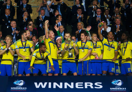 Sveriges Sebastian Holmén, Ludwig Augustinsson, Arber Zeneli, Abdullah Khalili, Pa Konate, målvakt Andreas Linde, Oscar Lewicki, Mikael Ishak, Isaac Kiese Thelin, Oscar Hiljemark, Alexander Milosevic, Branimir Hrgota, Victor Nilsson Lindelöf, Robin Quaison, Sam Larsson och Joseph Baffo jublar och lyfter pokalen