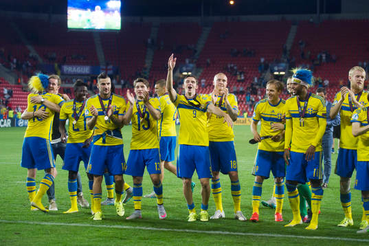 Sveriges Arber Zeneli, Pa Konate, Sam Larsson, Branimir Hrgota, Sebastian Holmén, Ludwig Augustinsson, Isaac Kiese Thelin, Filip Helander och Oscar Lewicki  jublar