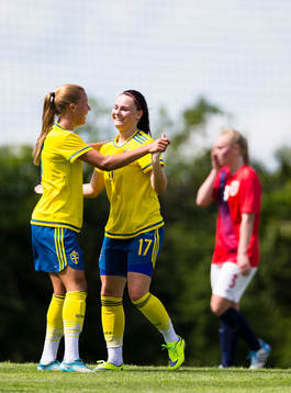Sveriges Emma Jansson (m) gratuleras av Lotta Ökvist efter att ha gjort 1-0