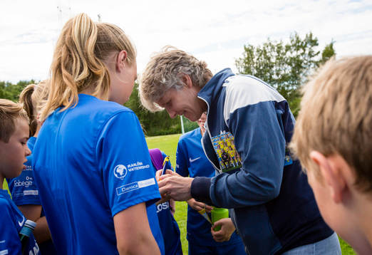 Sveriges förbundskapten för damlandslaget, Pia Sundhage skriver autografer