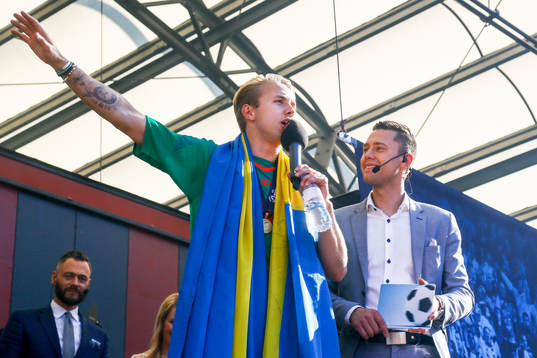 Sveriges målvakt Patrik Carlgren firar när Sveriges