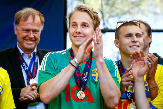 Sveriges målvakt Patrik Carlgren och Victor Nilsson Lindelöf  firar när Sveriges U21-landslag hyllas den 1 juli 2015 i Stockholm.