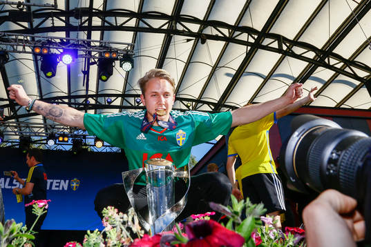 Sveriges målvakt Patrik Carlgren firar när Sveriges U21-landslag hyllas den 1 juli 2015 i Stockholm.