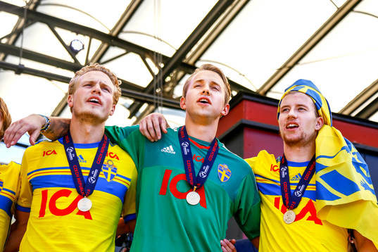 Sveriges Oscar Hiljemark , Sveriges målvakt Patrik Carlgren och Simon Gustafson firar när Sveriges U21-landslag hyllas den 1 juli 2015 i Stockholm.