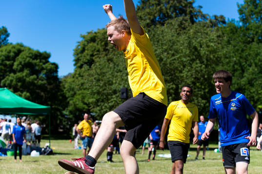Politiker spelar fotboll, här Gustaf Fridolin som jublar, 