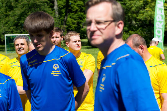 Politiker, bla Gustav Fridolin och Mikael Damberg spelar fotboll tillsammans med deltagare från Special Olympics