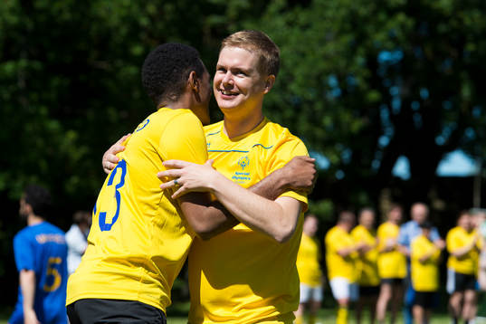 Politiker, bla Gustav Fridolin, spelar fotboll tillsammans med deltagare från Special Olympics