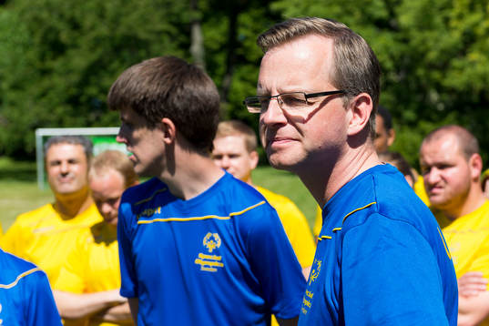 Politiker, bla Gustav Fridolin och Mikael Damberg spelar fotboll tillsammans med deltagare från Special Olympics
