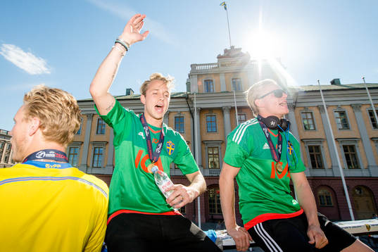 Sveriges målvakt Patrik Carlgren firar när Sveriges