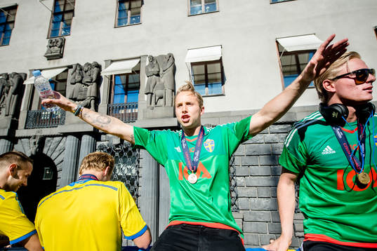 Sveriges målvakt Patrik Carlgren firar när Sveriges