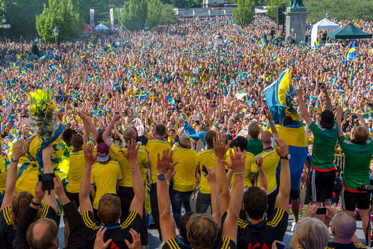 Sveriges landslag firar  i Kungsträdgården när Sveriges U21-landslag hyllas den 1 juli 2015 i Stockholm.