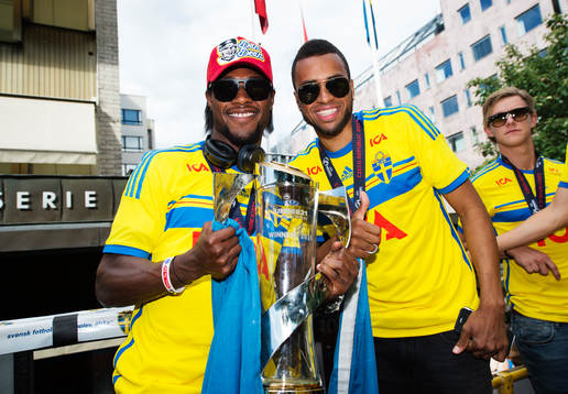 Joseph Baffo och Isaac Kiese Thelin poserar med EM-pokalen