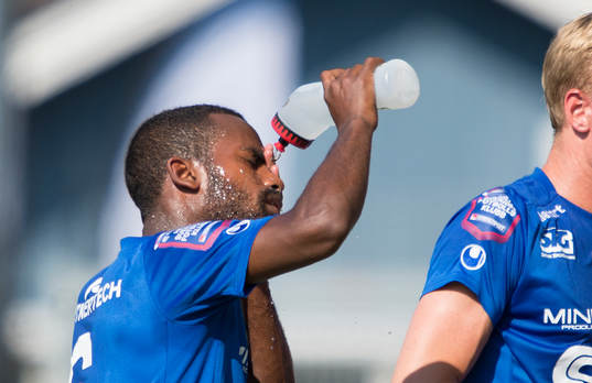 Åtvidabergs Ammar Ahmed svalkar sig i