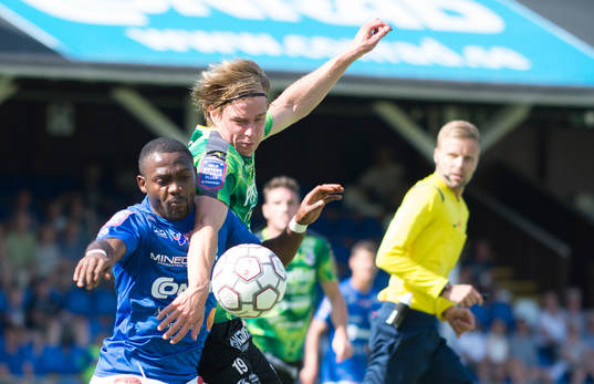 Åtvidabergs John Owoeri och Halmstads Snorre Krogsgård i