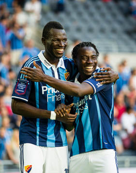 Djurgårdens Omar Colley (v) och 2-0 målskytten Sam Johnson (h) ser glada ut