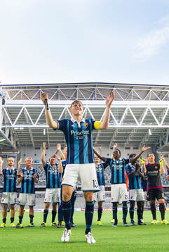 Djurgårdens Emil Bergström leder en sång