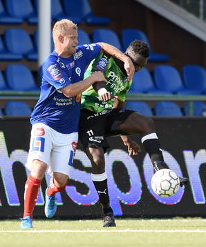 Åtvidabergs Kristian Bergström och Halmstads King Osei