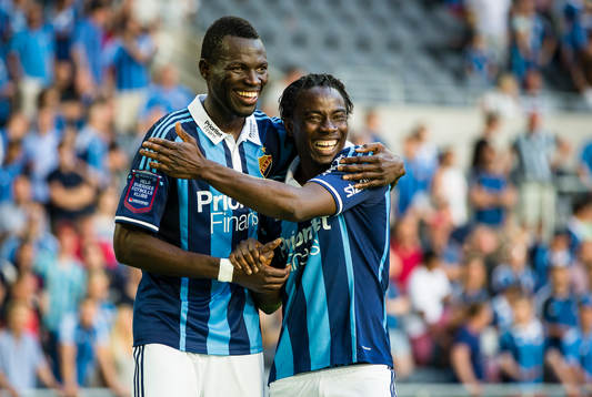 Djurgårdens Omar Colley (v) och 2-0 målskytten Sam Johnson (h) ser glada ut