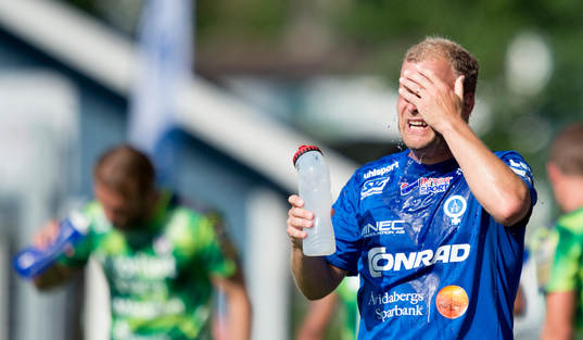 Åtvidabergs Kristian Bergström grinar illa