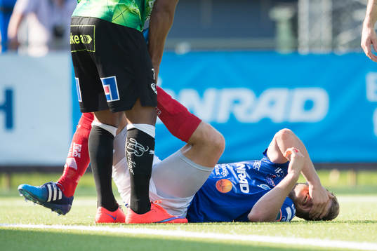 Åtvidabergs lagkapten Daniel Hallingström skadar sig