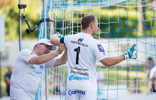Åtvidabergs målvakt Henrik Gustavsson får hjälp att ta