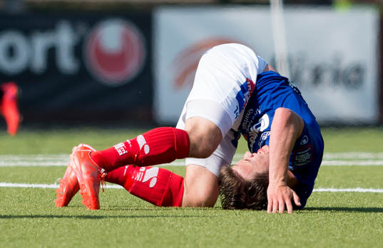 Åtvidabergs Simon Skrabb ramlar och slår knut på sig