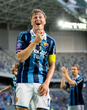 Djurgårdens Emil Bergström sjunger för supportrarna
