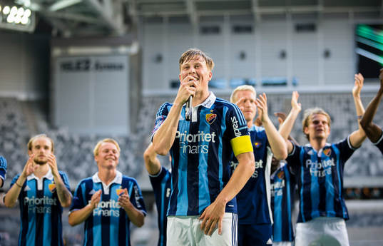 Djurgårdens Emil Bergström sjunger för supportrarna tillsammans med resten