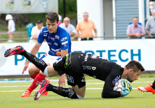 Halmstads målvakt Stojan Lukic räddar Åtvidabergs Simon