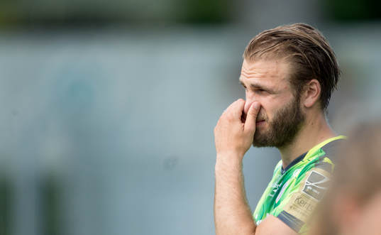 Halmstads Jesper Westerberg tar sig för näsan och ser