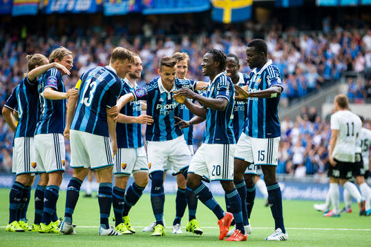 Djurgårdens Sam Johnson ser glad ut och firar med lagkamrater efter att ha gjort 2-0