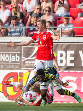 s Ebenezer Ofori i kamp om bollen. I bakgrunden Kalmars David Elm  under fotbollsmatchen i Allsvenskan mellan Kalmar och AIK den 5 juli 2015 i Kalmar.