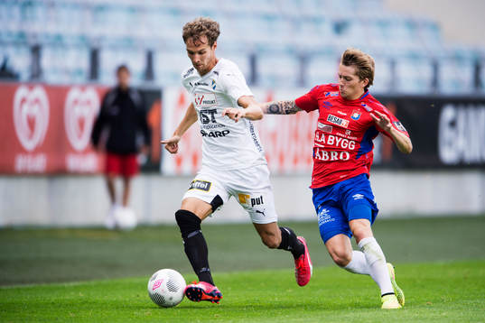 Östers Alexander Henningsson jagas av Örgrytes Andreas