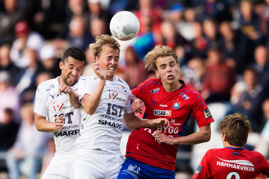 Östers Denis Velic och Robin Strömberg i nickduell med