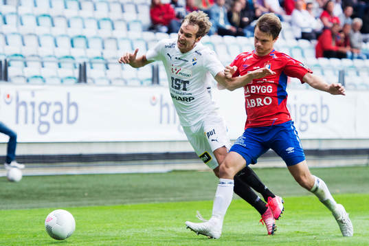 Östers Alexander Henningsson tacklas av Örgrytes Hannes