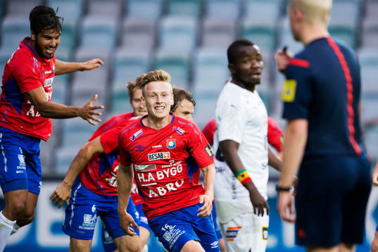 Örgrytes Sebastian Olsson jublar